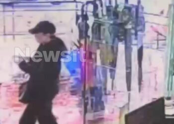 Εξαφάνιση Λόρα: Η στιγμή που η 16χρονη κυκλοφορεί στην Ομόνοια και επιβιβάζεται σε ταξί για το αεροδρόμιο – Βίντεο ντοκουμέντα