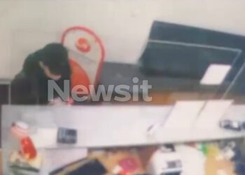 Εξαφάνιση Λόρας: Βίντεο ντοκουμέντο από τη στιγμή που η 16χρονη αγοράζει το εισιτήριο στην Ομόνοια για να φύγει στη Γερμανία