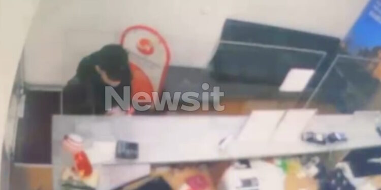 Εξαφάνιση Λόρας: Βίντεο ντοκουμέντο από τη στιγμή που η 16χρονη αγοράζει το εισιτήριο στην Ομόνοια για να φύγει στη Γερμανία