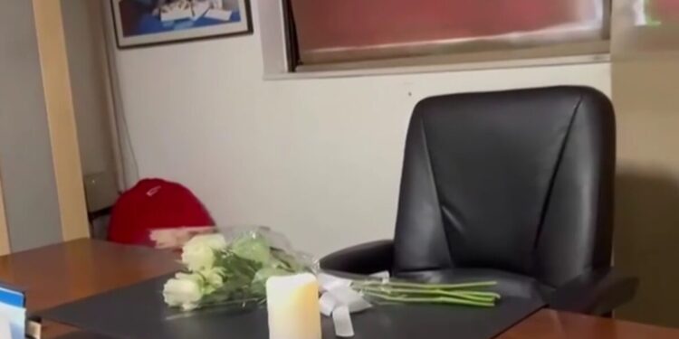 Γιώργος Παπαδάκης: Λουλούδια και κεριά στο γραφείο του στον ΑΝΤ1 – Η συγκινητική εξομολόγηση του Γιώργου Λιάγκα