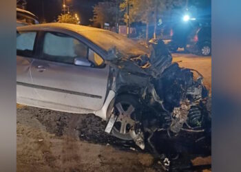 Λουτράκι: 19χρονος «καρφώθηκε» με αυτοκίνητο σε επιχείρηση αφού πρώτα έπεσε σε κολώνες και μάντρα – Σώος ο οδηγός