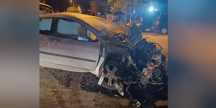 Λουτράκι: 19χρονος «καρφώθηκε» με αυτοκίνητο σε επιχείρηση αφού πρώτα έπεσε σε κολώνες και μάντρα – Σώος ο οδηγός