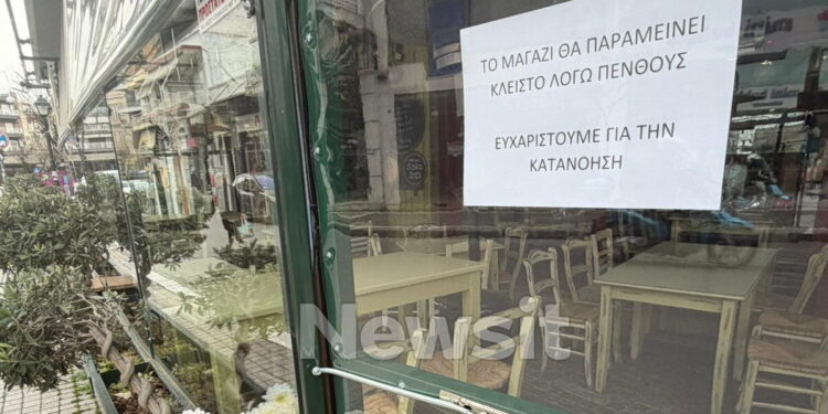 Τροχαίο με νεκρούς οπαδούς του ΠΑΟΚ: Κεριά και λουλούδια έξω από το κατάστημα που εργαζόταν ο 30χρονος που σκοτώθηκε στη Ρουμανία