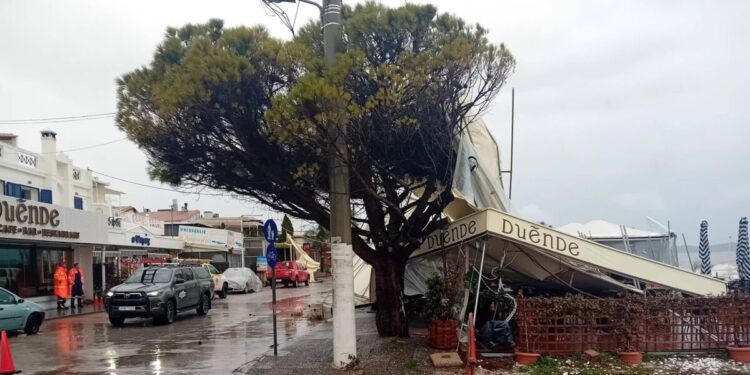 Παραλία Μαραθώνα: Έπεσαν τέντες και σκέπαστρα λόγω ισχυρών ανέμων