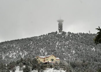 Στα «λευκά» τα ορεινά της χώρας – Χιόνια και τσουχτερό κρύο σε Πάρνηθα, Φλώρινα και Ναυπακτία