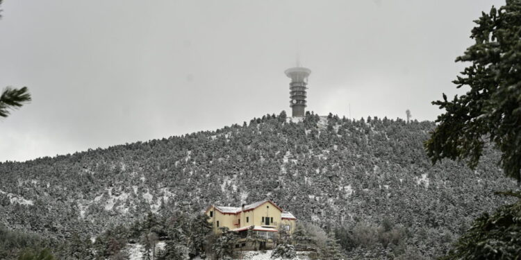 Στα «λευκά» τα ορεινά της χώρας – Χιόνια και τσουχτερό κρύο σε Πάρνηθα, Φλώρινα και Ναυπακτία
