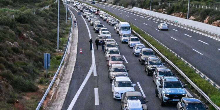 Μπλόκα αγροτών: Με μεγάλη ταλαιπωρία η επιστροφή των εκδρομέων απο Θεσσαλονίκη προς Αθήνα – Ουρές χιλιομέτρων στον κόμβο των Βαγίων