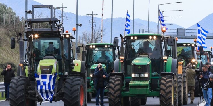 Κλιμάκωση με 48ωρο αποκλεισμό εθνικών οδών, παραδρόμων και τελωνείων αποφάσισαν οι αγρότες στα Μάλγαρα