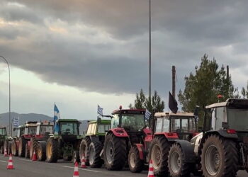 Μπλόκα αγροτών: Έκλεισαν την Εθνική οδό στη Θήβα – «Θα μείνουμε εδώ μέχρι να δικαιωθούμε»