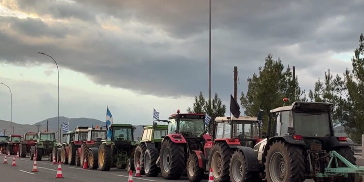 Μπλόκα αγροτών: Έκλεισαν την Εθνική οδό στη Θήβα – «Θα μείνουμε εδώ μέχρι να δικαιωθούμε»