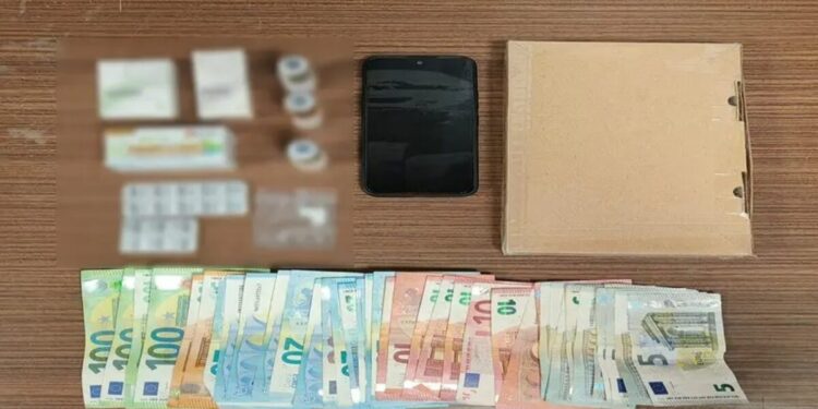 «Ελευθέριος Βενιζέλος»: Προσπάθησε να περάσει ροζ κοκαΐνη μέσω δέματος και συνελήφθη – Βρέθηκαν ηρεμιστικά και αναβολικά