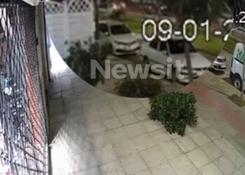 Νέα Σμύρνη: Βίντεο ντοκουμέντο από τη στιγμή που το αυτοκίνητο περνάει πάνω από τις γραμμές του τραμ και καρφώνεται σε κολώνα