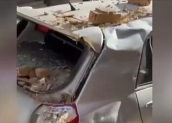 Νέος Κόσμος: Μπαλκόνι έπεσε και καταπλάκωσε σταθμευμένα αυτοκίνητα – Τι λέει ο ιδιοκτήτης του οχήματος