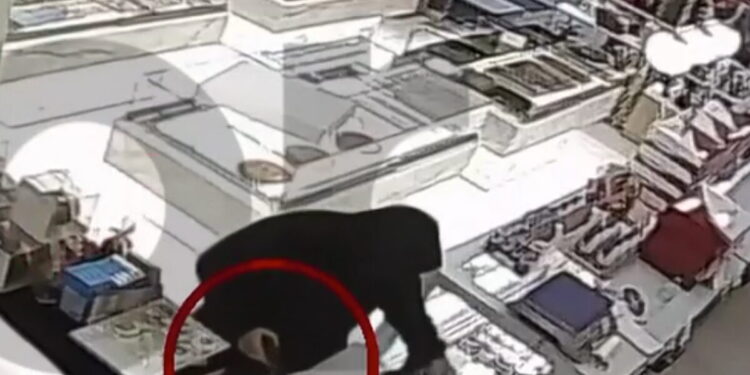 Νίκαια: Καρέ – καρέ η ένοπλη ληστεία σε ζαχαροπλαστείο – Ο δράστης έκλεψε το ταμείο και εξαφανίστηκε