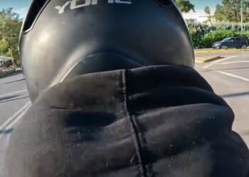 Οδηγός μηχανής παραβίασε κόκκινα φανάρια, Stop και έκανε επικίνδυνους ελιγμούς στους δρόμους της Αθήνας – Δείτε βίντεο