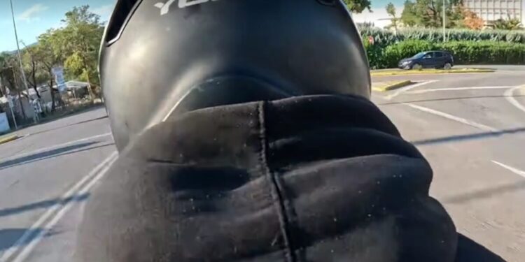 Οδηγός μηχανής παραβίασε κόκκινα φανάρια, Stop και έκανε επικίνδυνους ελιγμούς στους δρόμους της Αθήνας – Δείτε βίντεο