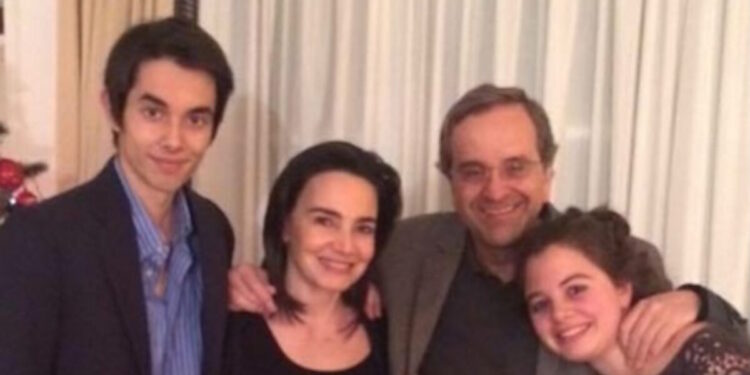 Λένα Σαμαρά: Η οικογενειακή φωτογραφία και τα λόγια του αδερφού της που ραγίζουν καρδιές – «Είσαι πάντα εδώ»