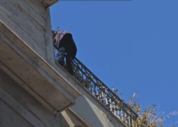 Ομόνοια: Άνδρας απειλεί να πέσει από την ταράτσα του κτηρίου της πολεοδομίας