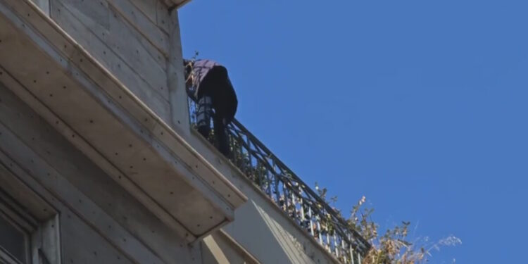 Ομόνοια: Άνδρας απειλεί να πέσει από την ταράτσα του κτηρίου της πολεοδομίας