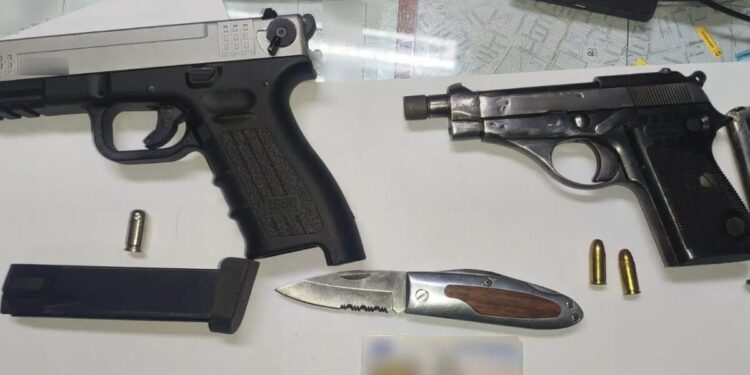 Παλαιό Φάληρο: Χειροπέδες σε 56χρονο που είχε όπλα, γεμιστήρες και σουγιά στο αυτοκίνητό του