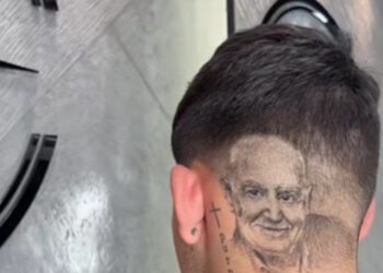 Όταν ο Γιώργος Παπαδάκης αποτυπώθηκε σε κούρεμα – Ο καλλιτέχνης που ξύρισε το πρόσωπο του δημοσιογράφου στο κεφάλι νεαρού