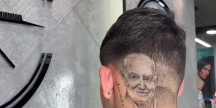 Όταν ο Γιώργος Παπαδάκης αποτυπώθηκε σε κούρεμα – Ο καλλιτέχνης που ξύρισε το πρόσωπο του δημοσιογράφου στο κεφάλι νεαρού