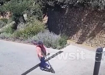 Χαλκιδική: Η στιγμή που οι «Ροζ Πάνθηρες» φεύγουν με πατίνια μετά τη ληστεία στο κοσμηματοπωλείο