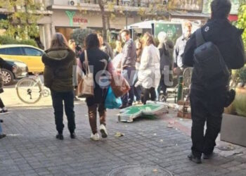 «Σταυρός» φαρμακείου έπεσε πάνω σε γυναίκα στην Πατησίων – Μεταφέρθηκε στο νοσοκομείο