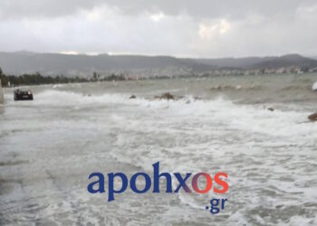 Καιρός: Η θάλασσα βγήκε στη στεριά στην Αχαΐα – Ζημιές σε αυτοκίνητα στη Λήμνο και σε σκάφη στην Εύβοια