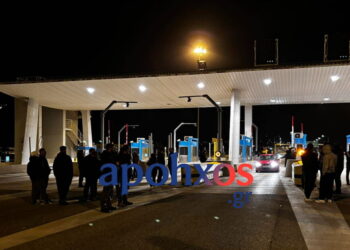 Πάτρα: Αγρότες άνοιξαν τα διόδια στο Ρίο – Αιφνιδίασαν την αστυνομία και τους κατοίκους