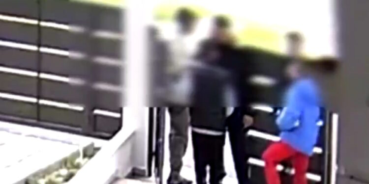 Πάτρα: Η στιγμή που τρεις νεαροί αρπάζουν χρήματα από παιδιά που έλεγαν τα κάλαντα