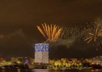 Ο Πειραιάς καλωσόρισε το 2026 με ένα εκθαμβωτικό υπερθέαμα