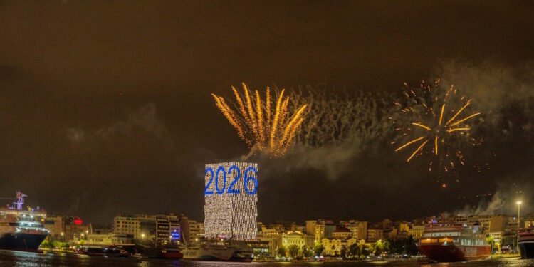 Ο Πειραιάς καλωσόρισε το 2026 με ένα εκθαμβωτικό υπερθέαμα