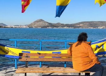 «Κίμων»: Ψαράδες και κάτοικοι από το Πέραμα περιμένουν την Belharra – Στόλισαν με σημαίες την προβλήτα για την υποδοχή της