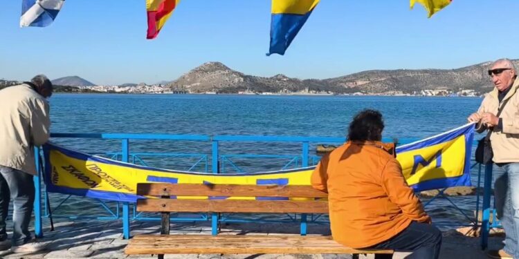 «Κίμων»: Ψαράδες και κάτοικοι από το Πέραμα περιμένουν την Belharra – Στόλισαν με σημαίες την προβλήτα για την υποδοχή της