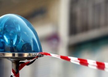 Πύργος: Τραυμάτισε με μαχαίρι στο λαιμό την γυναίκα του και για 45 λεπτά απειλούσε να βάλει τέλος στη ζωή του