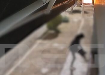 Περιστέρι: Διαρρήκτες έβγαλαν καπάκι από φρεάτιο για να σπάσουν την είσοδο καταστήματος