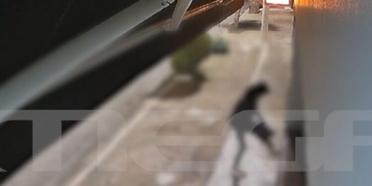 Περιστέρι: Διαρρήκτες έβγαλαν καπάκι από φρεάτιο για να σπάσουν την είσοδο καταστήματος