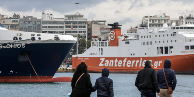 Απαγορευτικό απόπλου από Πειραιά και Ραφήνα λόγω των θυελλωδών ανέμων – Ποια δρομολόγια έχουν ανασταλεί