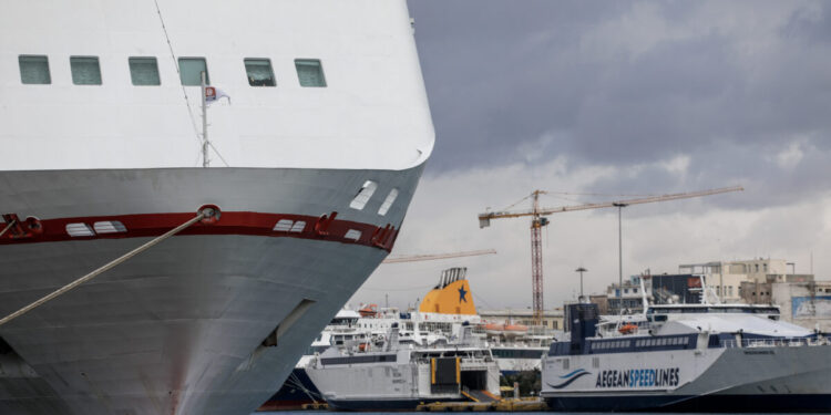 Ακυρώνονται δρομολόγια πλοίων στον Πειραιά χωρίς να υπάρχει απαγορευτικό: Δεν κατάφεραν να δέσουν 2 πλοία στη Μήλο