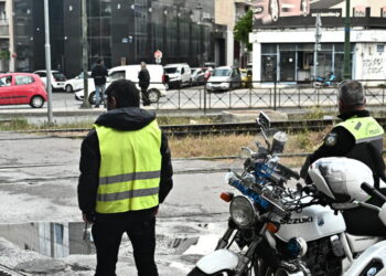 Προαστιακός: Αυτοκίνητο πάρκαρε πάνω στις γραμμές στην Ιερά Οδό – Πάνω από μία ώρα οι καθυστερήσεις