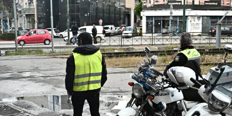 Προαστιακός: Αυτοκίνητο πάρκαρε πάνω στις γραμμές στην Ιερά Οδό – Πάνω από μία ώρα οι καθυστερήσεις