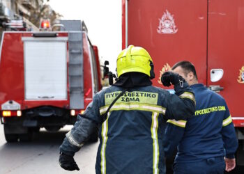 Φωτιά σε διαμέρισμα στο Ίλιον: Στο σημείο 22 πυροσβέστες για κατάσβεση
