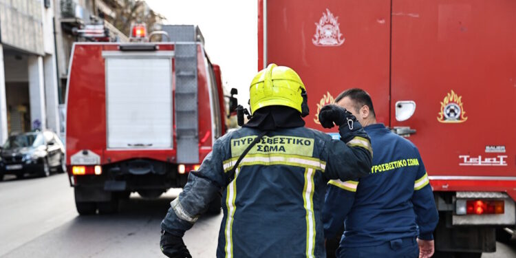 Φωτιά σε διαμέρισμα στο Ίλιον: Στο σημείο 22 πυροσβέστες για κατάσβεση