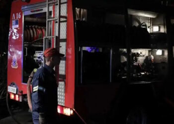 Φωτιά σε κτίριο στα Πατήσια – Διακοπή κυκλοφορίας στην οδό Νιρβάνα