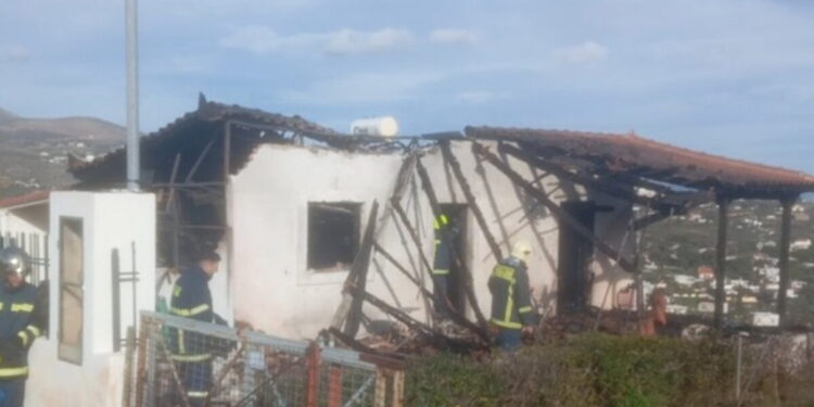 Ραφήνα: «Δεν πρόλαβε να βγει έξω για να σωθεί» λέει γείτονας για τον 82χρονο που κάηκε μέσα στο σπίτι του