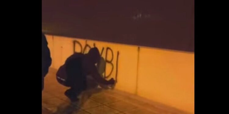 Έκρηξη στη Βιολάντα: Έφοδος του Ρουβίκωνα στο σπίτι του ιδιοκτήτη της βιομηχανίας Κωνσταντίνου Τζιωρτζιώτη