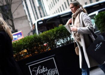 Η Saks Global κήρυξε πτώχευση: Νέο «κανόνι» στο αμερικανικό luxury