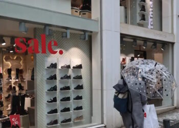 Άρχισαν οι χειμερινές εκπτώσεις – Όλα όσα πρέπει να γνωρίζουν οι καταναλωτές