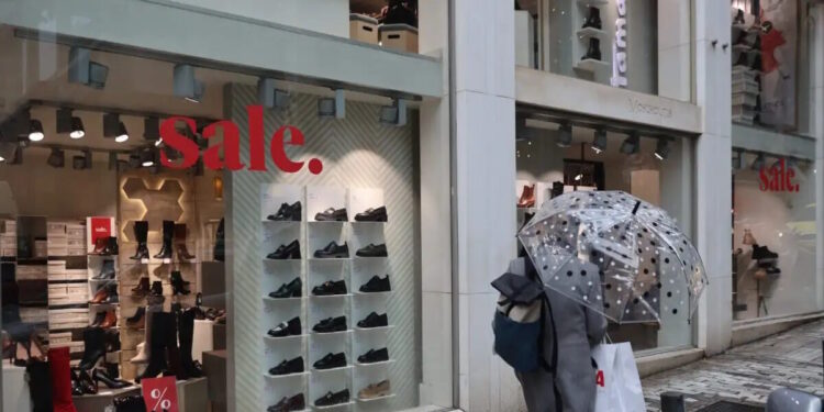 Άρχισαν οι χειμερινές εκπτώσεις – Όλα όσα πρέπει να γνωρίζουν οι καταναλωτές